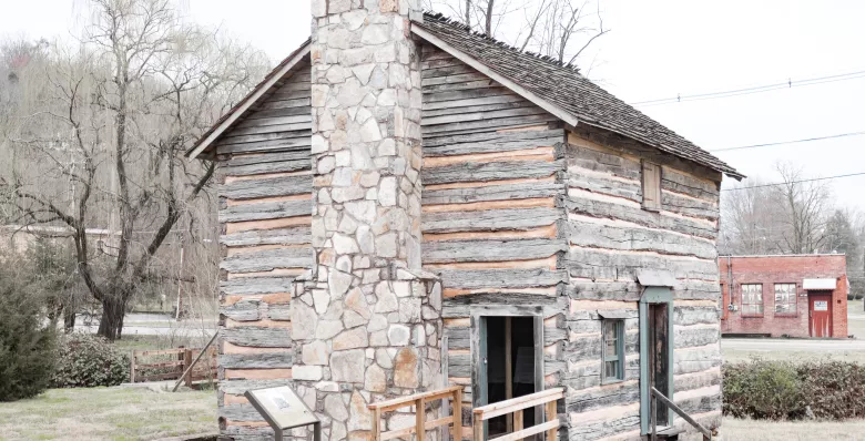 An 18th-century replica cabin at the David Crockett Birthplace State Park